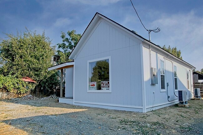 property at 407 W Pine St