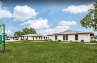 Seven Pines Apartments in San Antonio, TX - Foto de edificio - Building Photo