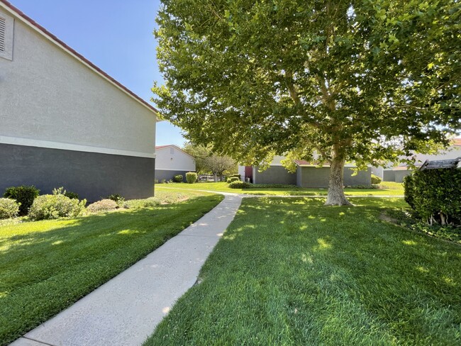 Ridgeview Village Apartments in Palmdale, CA - Foto de edificio - Building Photo