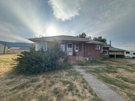 22622 Schaupp Rd in Klamath Falls, OR - Building Photo