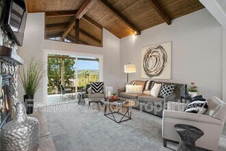 912 Knoll Vista Dr in San Marcos, CA - Foto de edificio - Building Photo