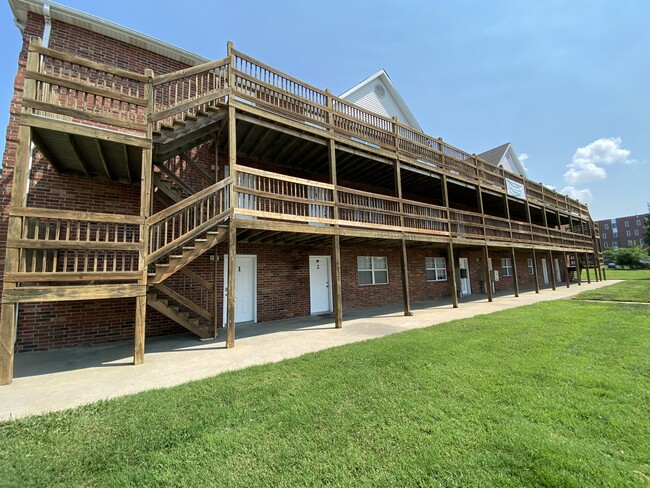 College Place Apartments! in Warrensburg, MO - Foto de edificio - Building Photo