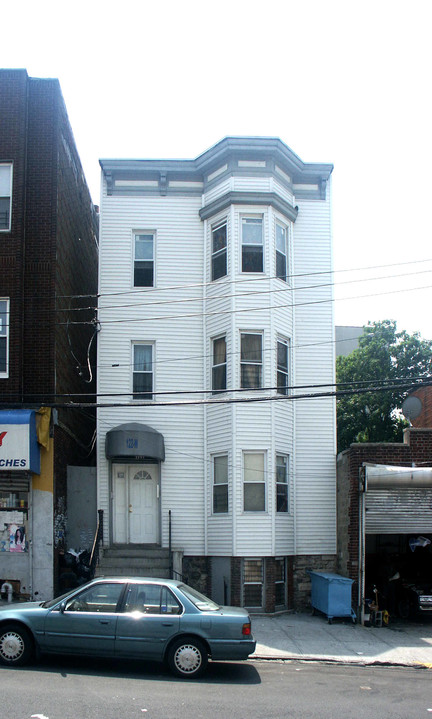 122-124 W 167th St in Bronx, NY - Building Photo