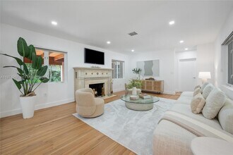 5211 Granada Blvd in Coral Gables, FL - Foto de edificio - Building Photo