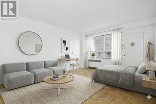 88 Bernard Ave in Toronto, ON - Building Photo