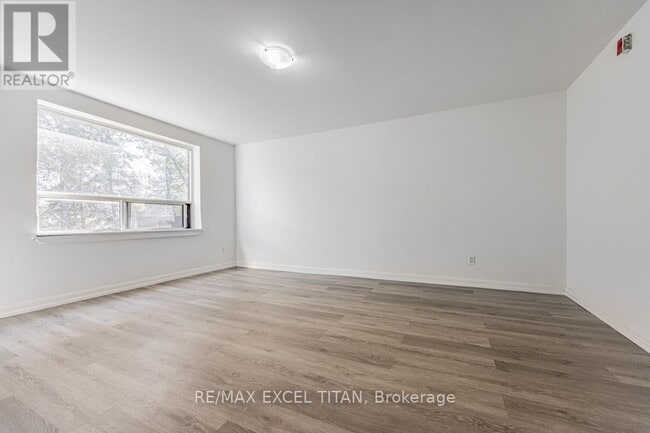 4 Hill Heights Rd in Toronto, ON - Building Photo - Building Photo