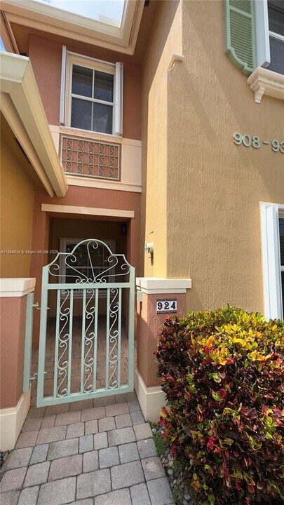 924 SW 143rd Terrace in Pembroke Pines, FL - Building Photo