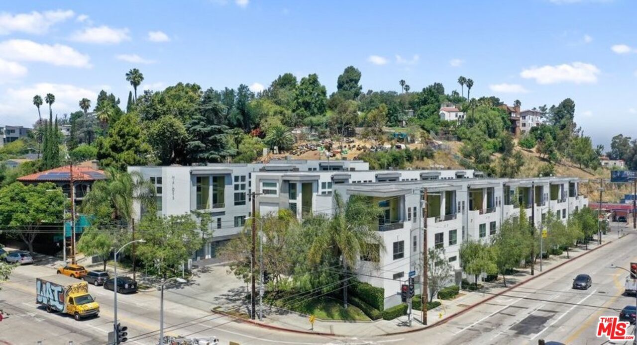 2397 W Silver Lake Dr in Los Angeles, CA - Building Photo