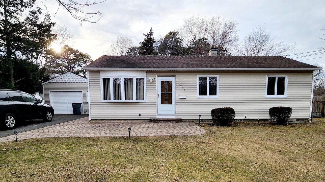 1029 Merriam Rd in Bay Shore, NY - Building Photo