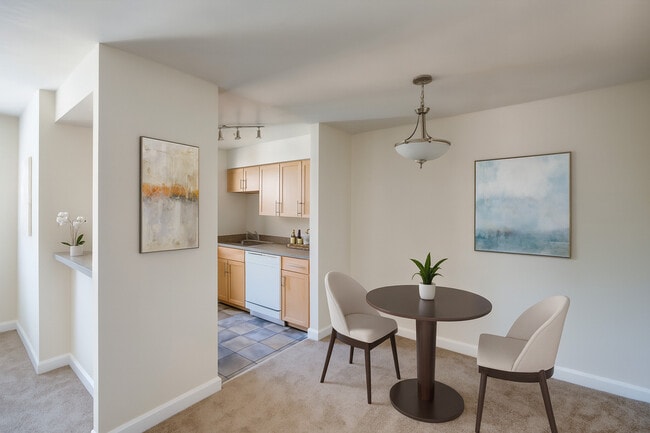 Barclay Apartments and Fairfax Court in Chevy Chase, MD - Foto de edificio - Building Photo