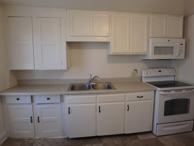 600 Broad St, Unit 2 in Montoursville, PA - Foto de edificio - Building Photo