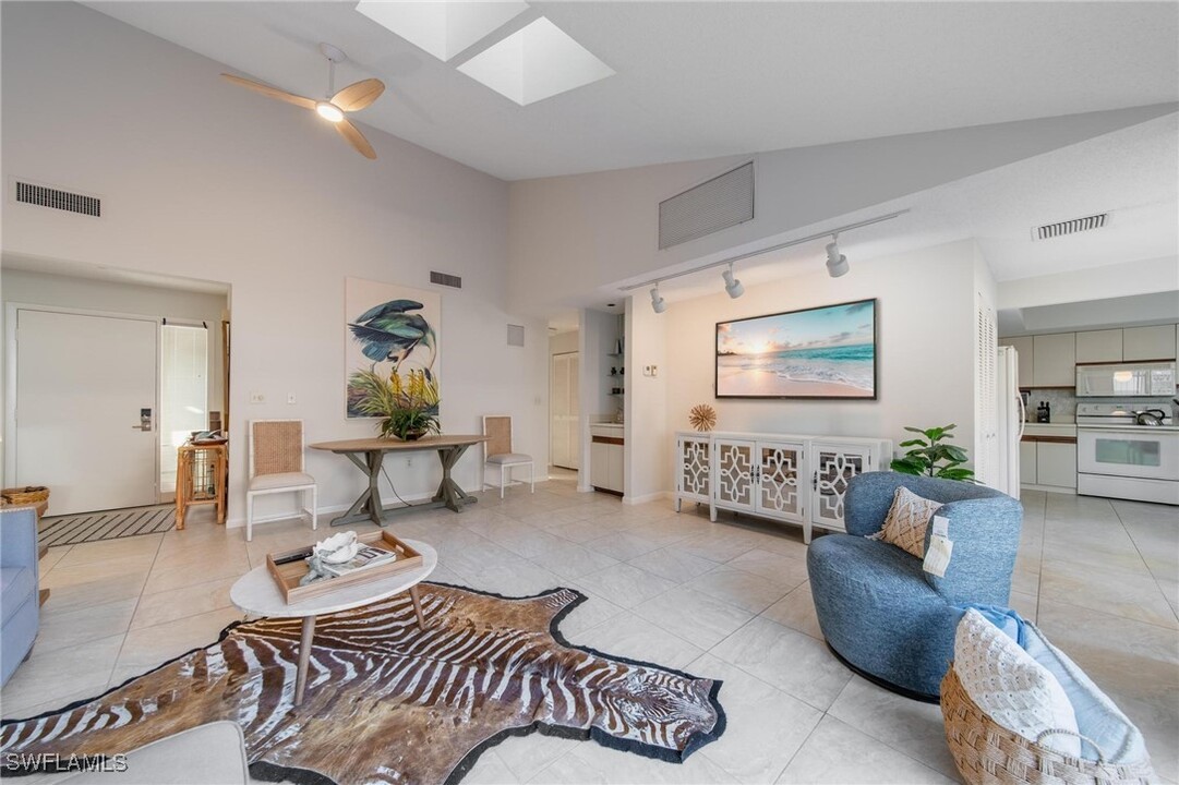 878 Meadowland Dr in Naples, FL - Foto de edificio