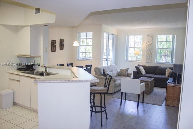 3145 NE 184th St in North Miami Beach, FL - Foto de edificio - Building Photo