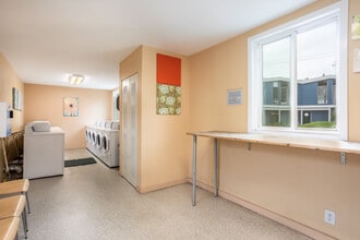 Otis Terrace Apartments in Alameda, CA - Building Photo - Interior Photo