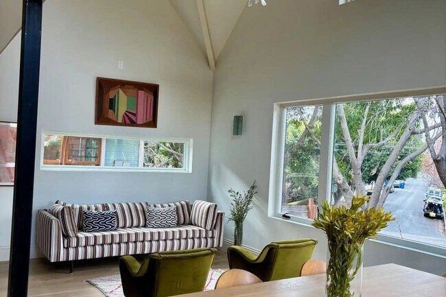 1000 Myra Ave in Los Angeles, CA - Building Photo - Building Photo