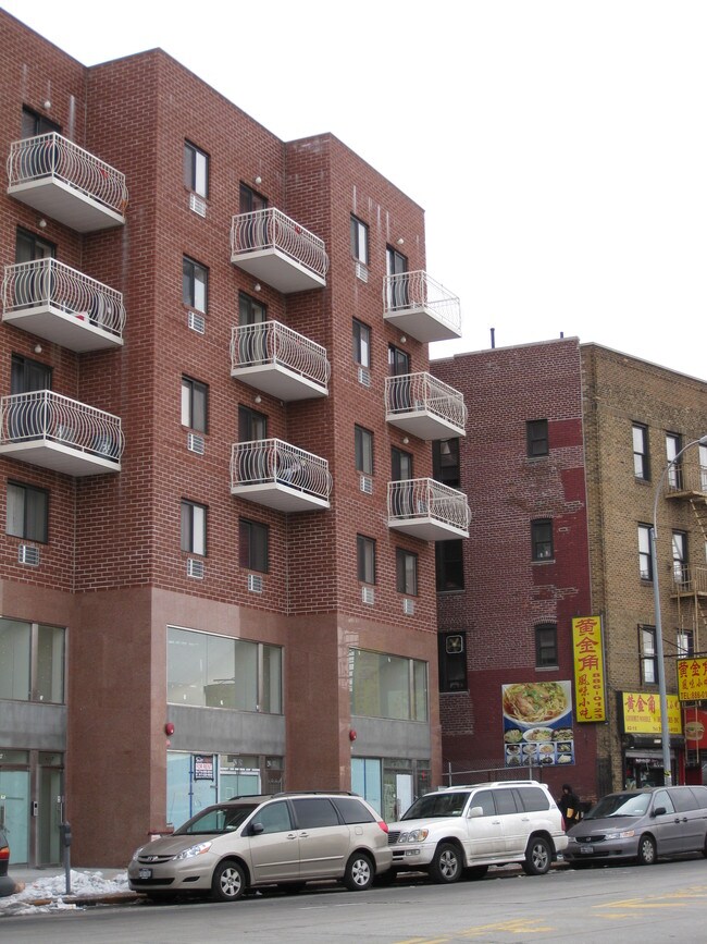 42-09 College Point Blvd in Flushing, NY - Building Photo - Building Photo