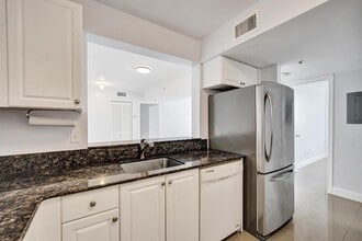 1450 SE 3rd Ave, Unit 305 in Dania Beach, FL - Foto de edificio - Building Photo