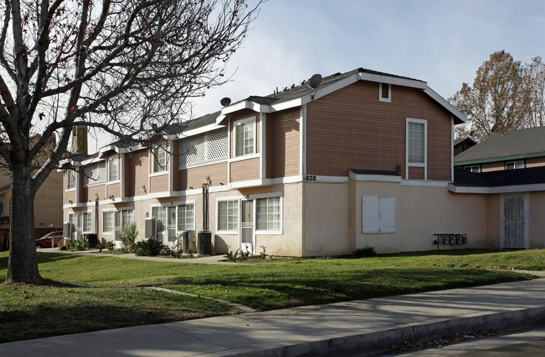 820 E Cedar St in Ontario, CA - Building Photo