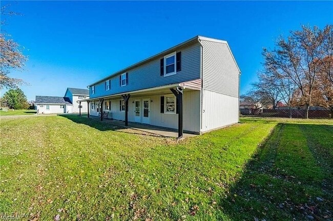 221 Brunswick Dr in Elyria, OH - Building Photo - Building Photo