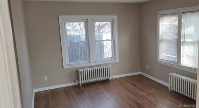 162 5th Ave in Bay Shore, NY - Building Photo - Building Photo