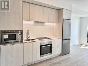 86 Dundas St E in Mississauga, ON - Building Photo - Building Photo