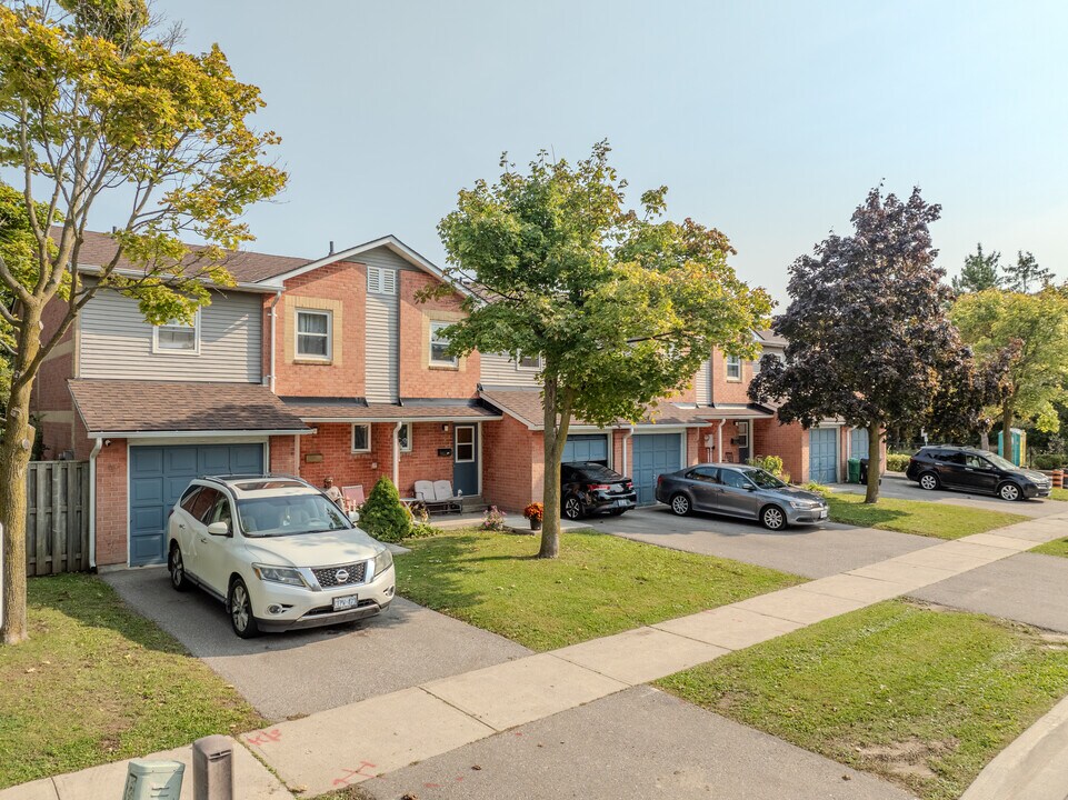 6 Park Estates Crt in Brampton, ON - Building Photo