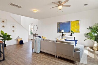 217 Boxwood Dr in Mustang Ridge, TX - Building Photo - Building Photo