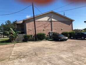 1022 Wilson Rd in Humble, TX - Building Photo - Building Photo