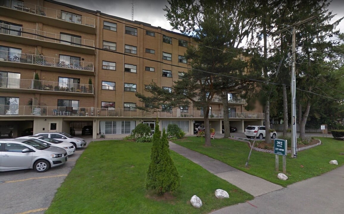 392 Pine Ave in Oakville, ON - Building Photo