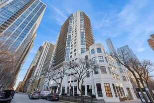 33 W Delaware Pl, Unit 21K in Chicago, IL - Building Photo