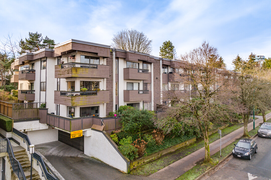 Landmark Manor in Vancouver, BC - Building Photo