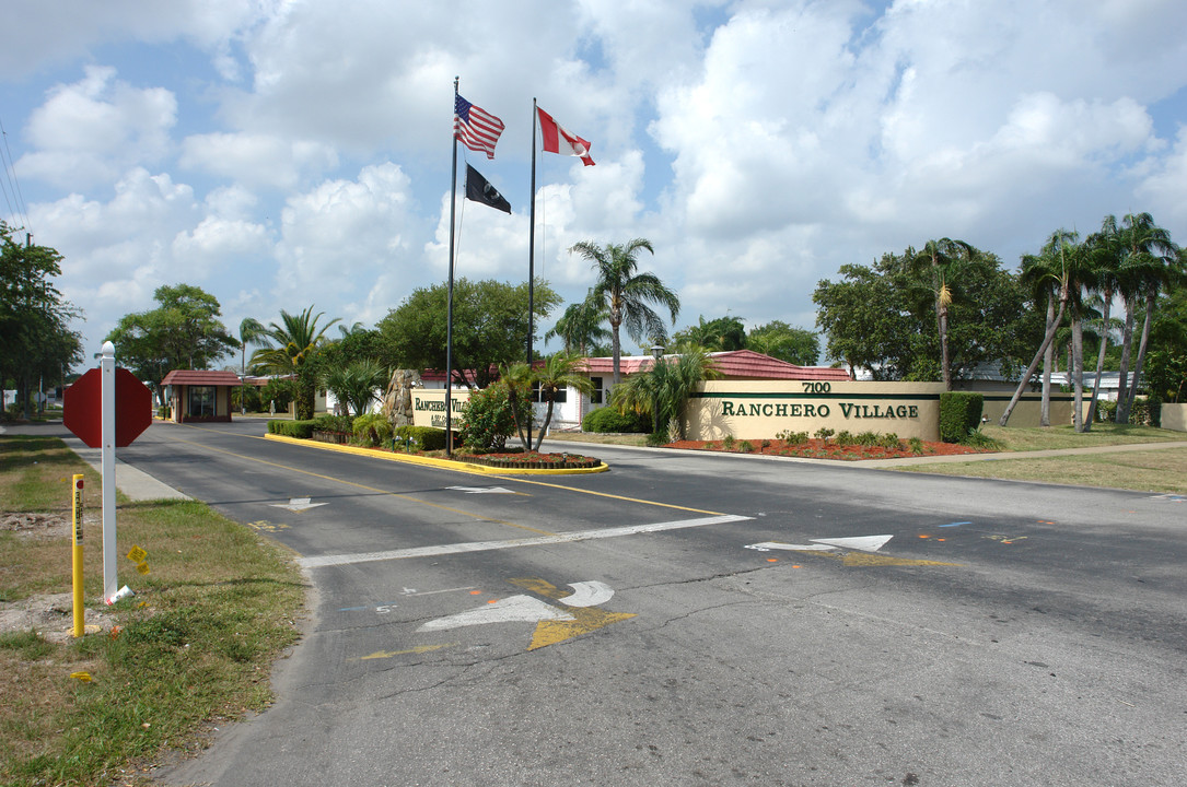 Ranchero Village in Largo, FL - Foto de edificio