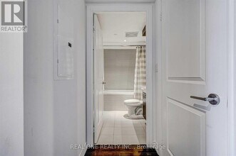 386 Yonge St in Toronto, ON - Building Photo - Building Photo