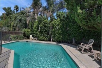 22335 Kittridge St in Los Angeles, CA - Foto de edificio - Building Photo