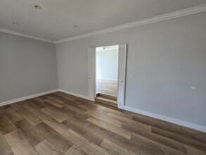 2107 N Beachwood Dr, Unit 208 in Los Angeles, CA - Building Photo - Building Photo
