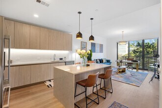 1 Riva Row in The Woodlands, TX - Building Photo - Building Photo