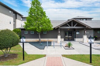 Lotus Village Apartments in Austin, TX - Foto de edificio - Building Photo