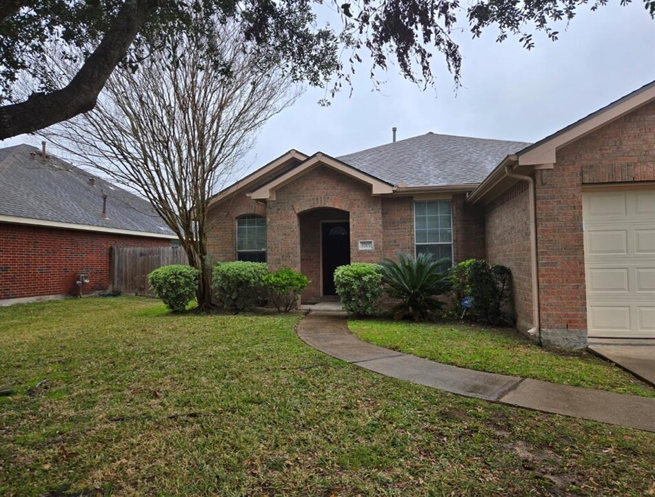 2707 Hewn Rock Way in Pearland, TX - Building Photo