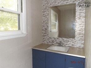203 E Spring St in Henrietta, TX - Building Photo - Building Photo