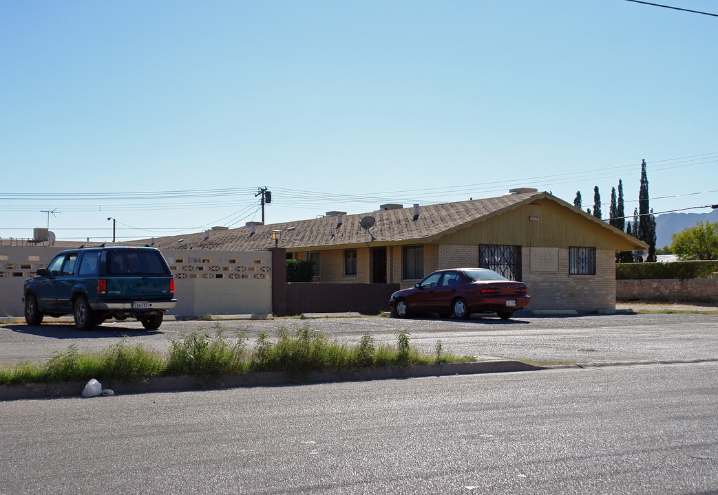 4944 Titanic Ave in El Paso, TX - Building Photo