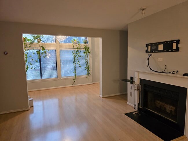 2802 Lee Oaks Pl, Unit 302 in Falls Church, VA - Foto de edificio - Building Photo