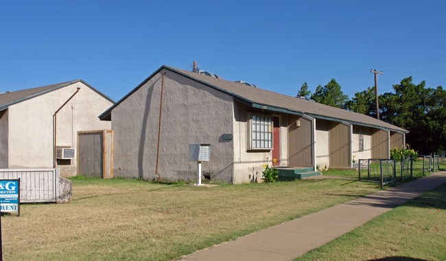 2102 38th St in Lubbock, TX - Foto de edificio - Building Photo