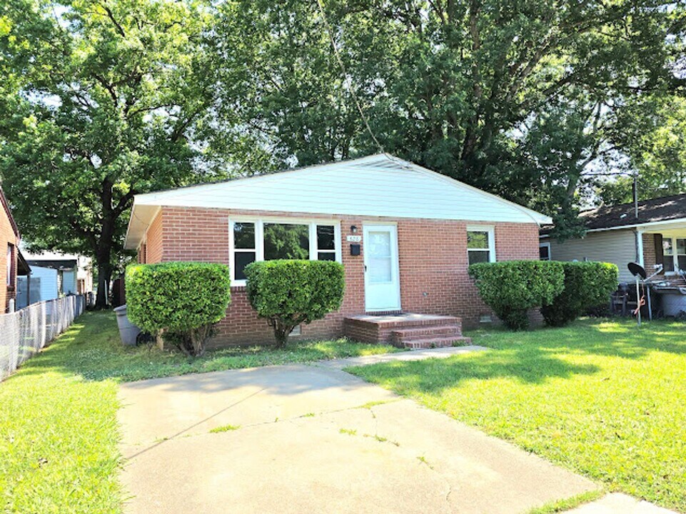 828 Ridgeway Ave in Hampton, VA - Building Photo