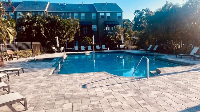 2915 POINTEVIEW in Tampa, FL - Building Photo - Building Photo