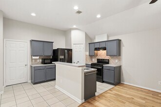 13218 Southpoint Ln in Houston, TX - Foto de edificio - Building Photo