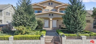 2020 Hillcrest Dr in Los Angeles, CA - Building Photo