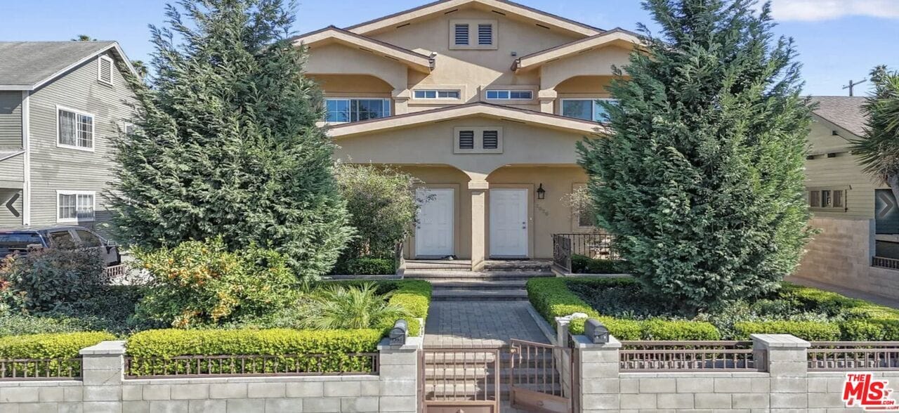 2020 Hillcrest Dr in Los Angeles, CA - Building Photo