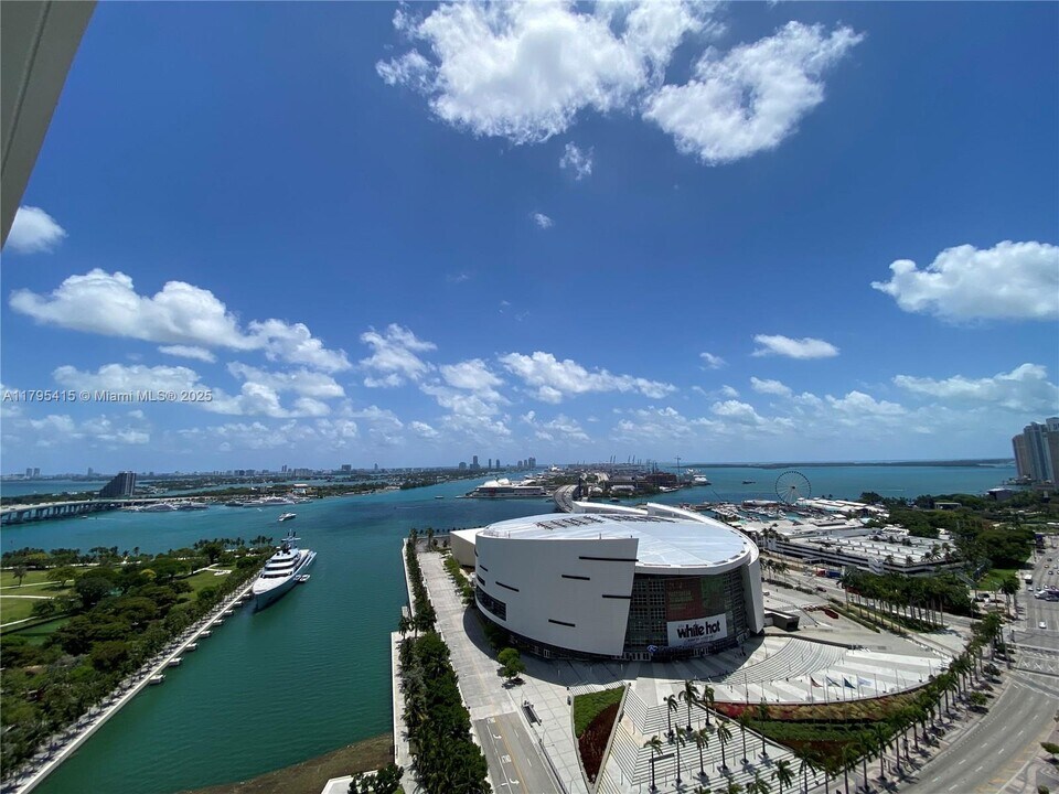 888 Biscayne Blvd in Miami, FL - Building Photo