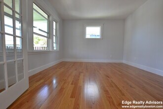 154 Bigelow St, Unit 2 in Boston, MA - Foto de edificio - Building Photo
