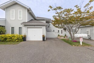908 Fenway Rd in Saint James, NY - Building Photo